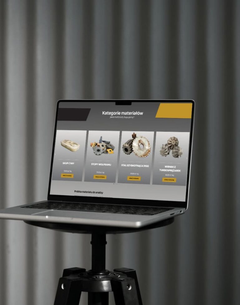 Laptop umieszczony na stołku, na ekranie strona Stellmet z kategoriami materiałów takich jak stopy wolframu, stal szybkotnąca i wirniki turbosprężarek